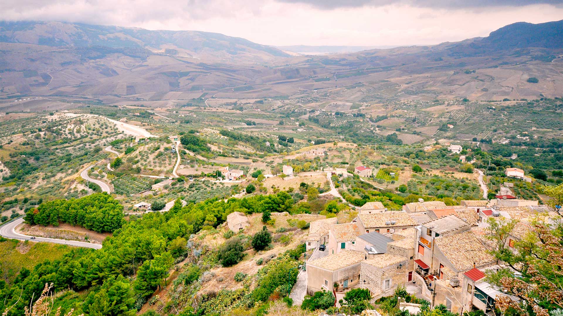 Kulturelle Identität zwischen Bergen, Wäldern und Wasserläufen.  - Contessa Entellina