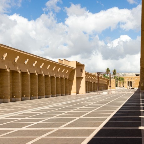 Kunstmuseen und das Meer, das sich jenseits der sichtbaren Grenze erstreckt.