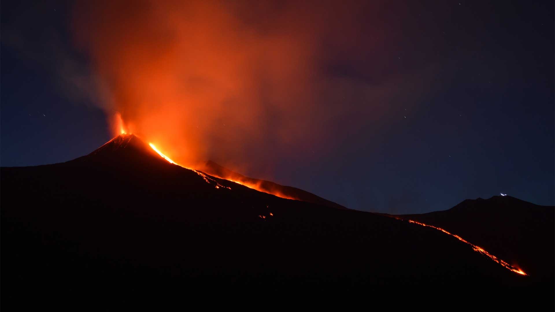 A volcano that opens to the starry sky - Etna