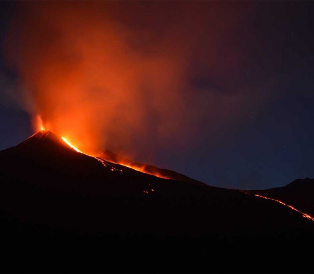 Etna, A volcano that opens to the starry sky, the enchanting view of the Etna.